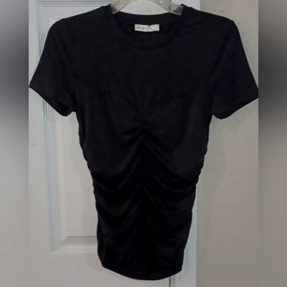 NWT WOMEN'S INTEMPO RUCHED TEE.